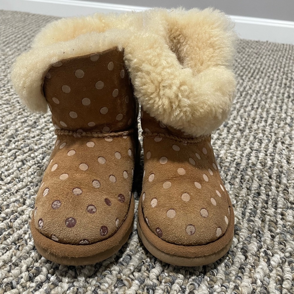 Brown Toddler Uggs… size 10